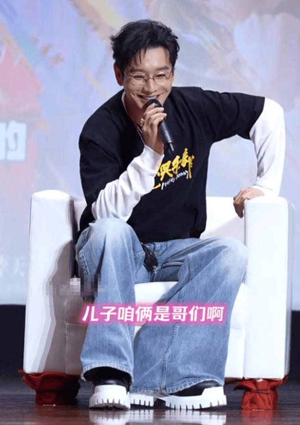 黄晓明带儿子参加生日宴！小海绵被奶奶搂在怀中，8岁大长腿随妈