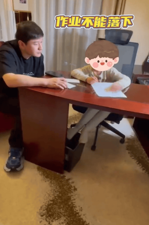 黄晓明带儿子参加生日宴！小海绵被奶奶搂在怀中，8岁大长腿随妈