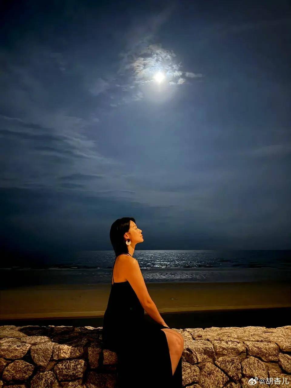 46岁胡杏儿和老公度假庆生，小腹圆润，网友猜测怀“四胎”拼女儿