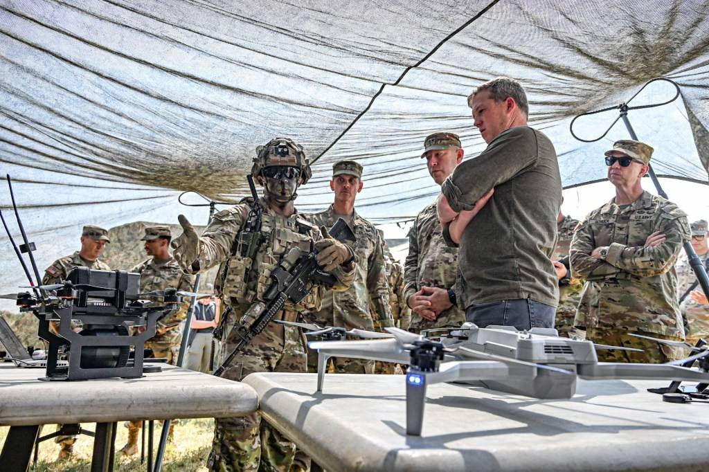 福建舰亮相后,美国计划在两到三年内,采购100万架无人机,减少对中国供应链的依赖