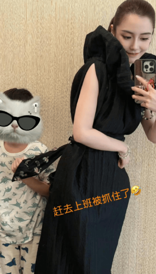 黄晓明带儿子参加生日宴！小海绵被奶奶搂在怀中，8岁大长腿随妈