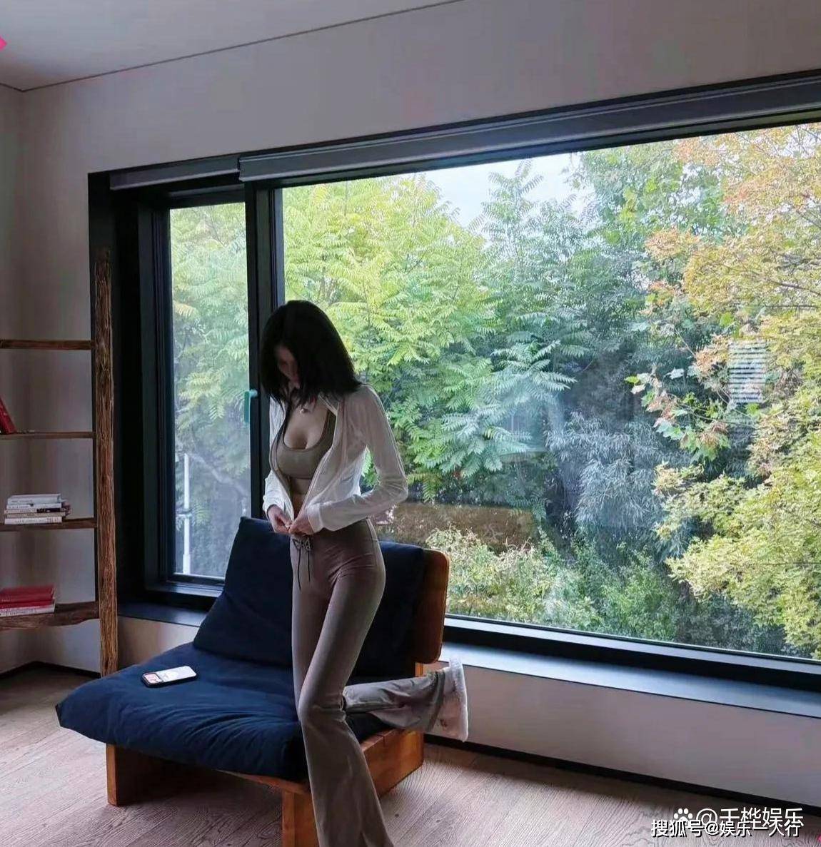 何穗晒产后照片，事业线变化惊呆网友！陈伟霆妈妈抵达北京探望