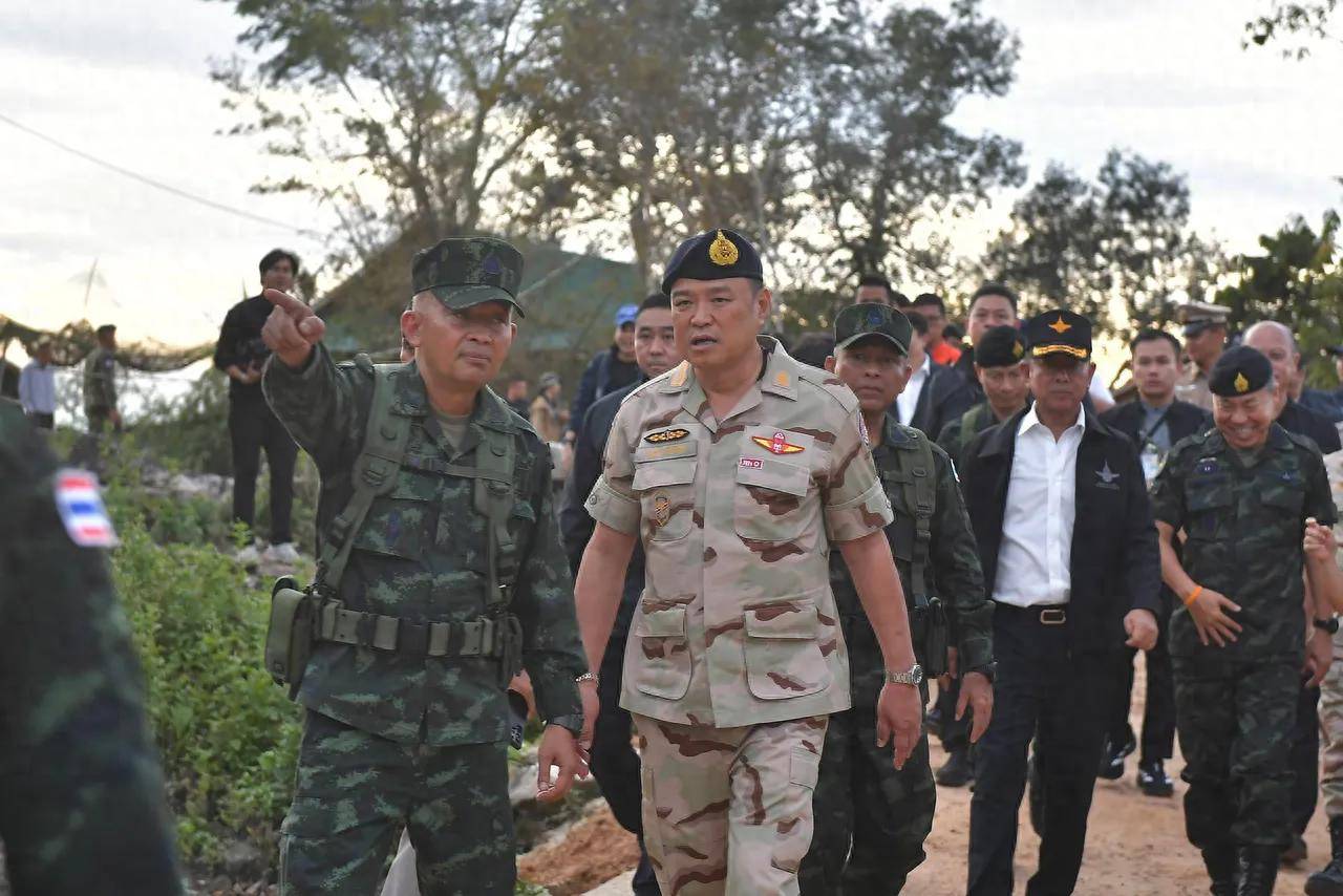 泰国王访华前夜，边境又爆发枪战，泰柬相互指责违反停火协议，中方要做最坏打算！