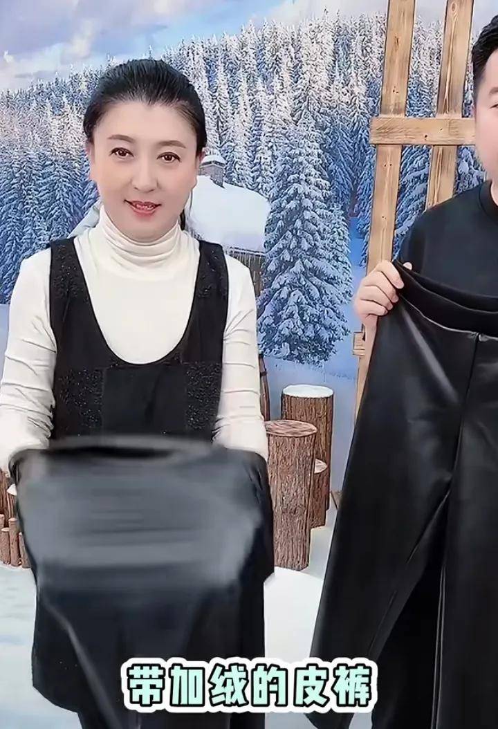 闫学晶带病直播,恶心想吐无法站立,面容憔悴,只能由儿子代劳