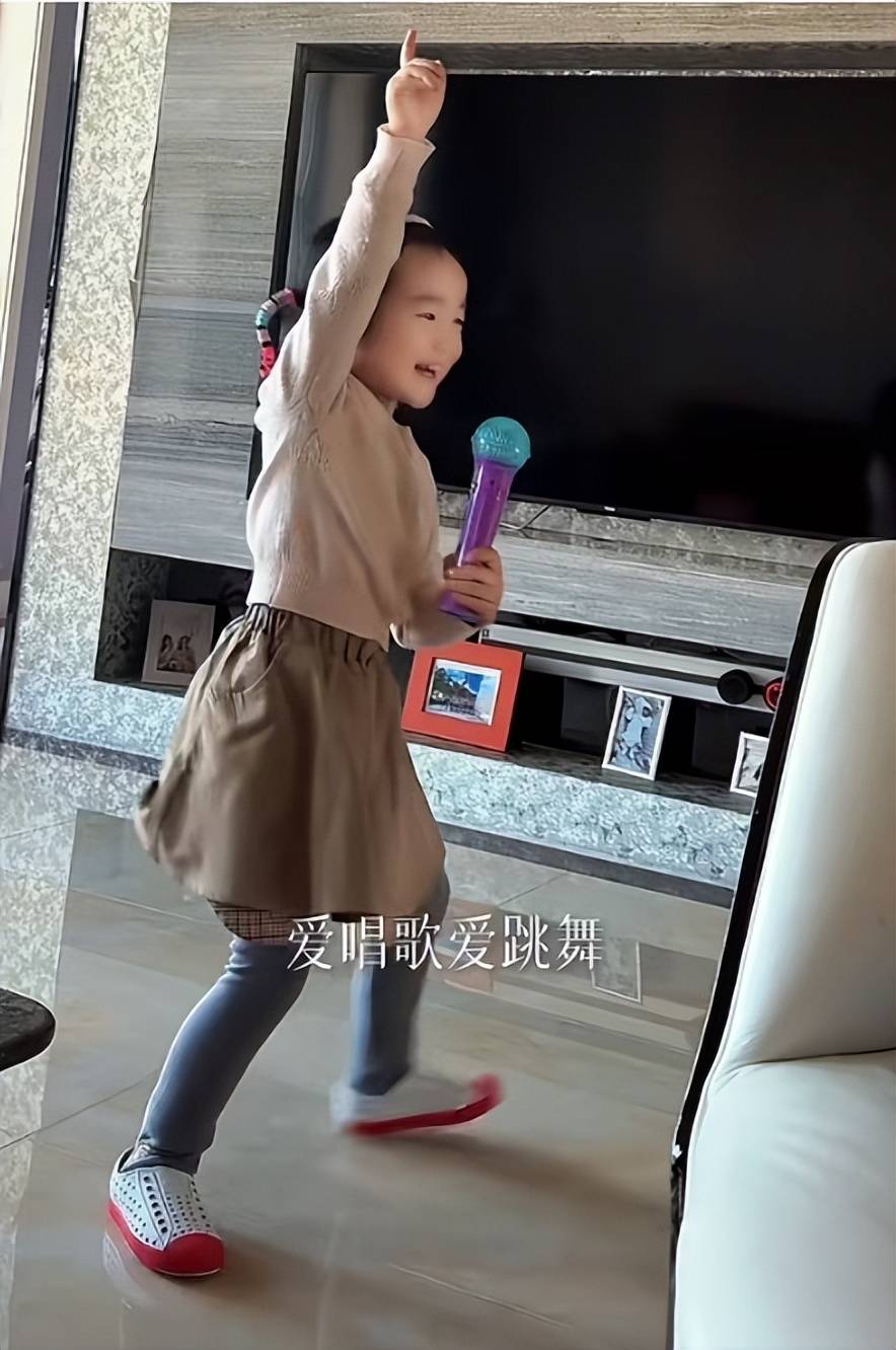 海哈金喜离婚后首晒女儿，3岁夏夏长高不少，和爸爸李亚鹏超像