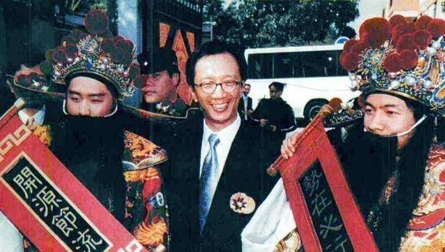 恩爱23年架不住残酷现实!73岁梁锦松衰老明显,47岁伏明霞仍艳丽如花