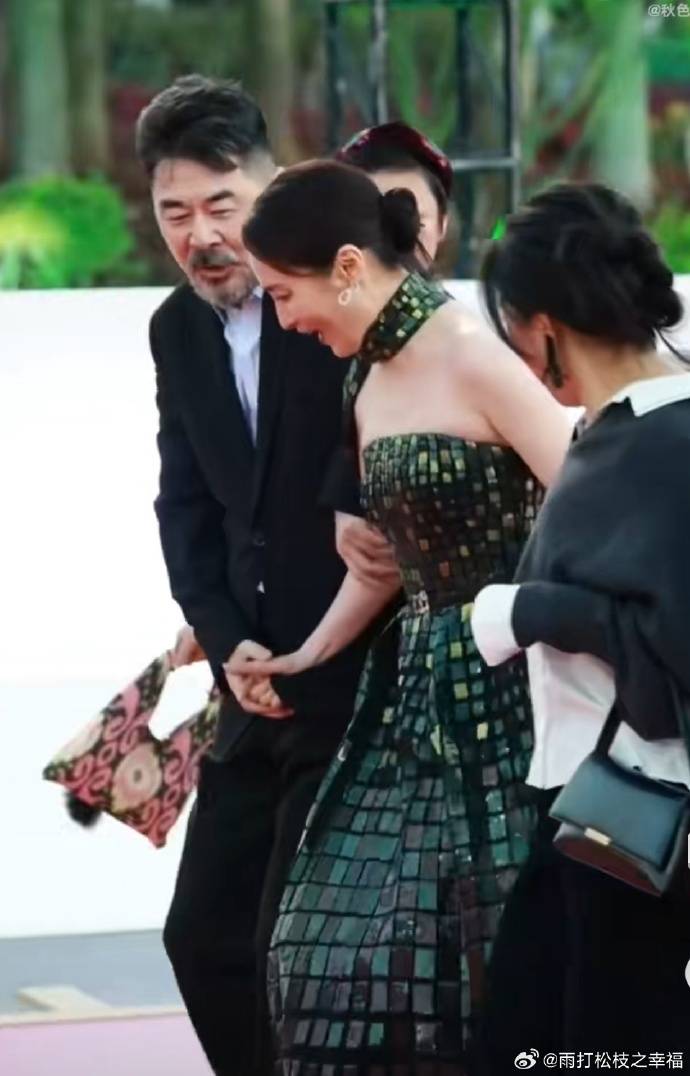 蒋勤勤金鸡奖红毯差点被绊倒,陈建斌牢牢扶住妻子