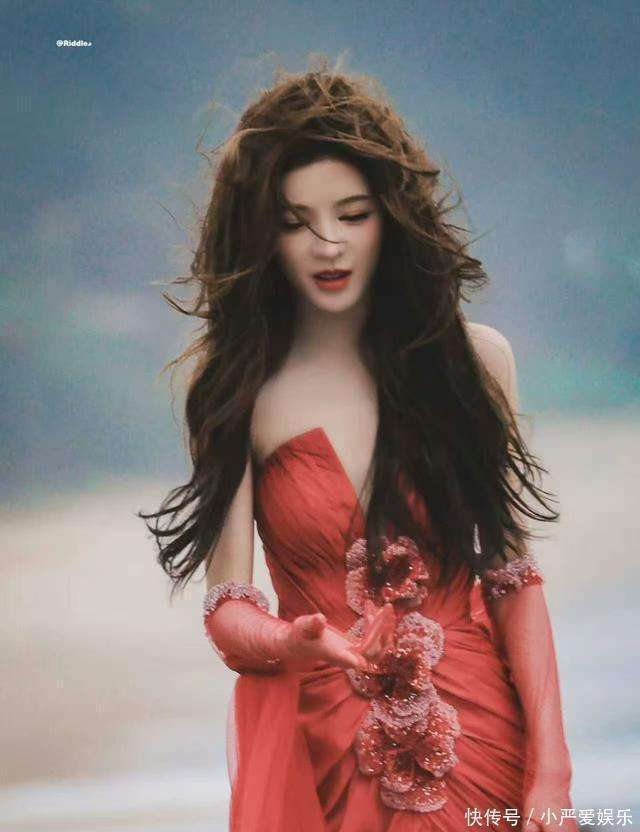 沈佳润首次走红毯!虽然紧张但落落大方,红毯走过头了反应却从容