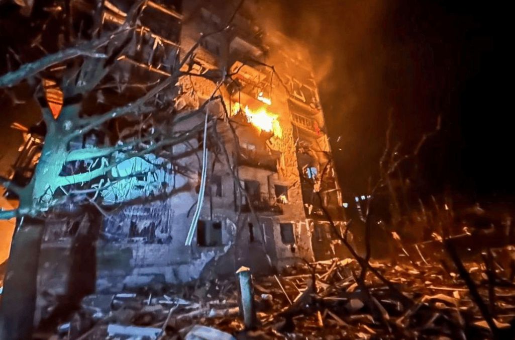 泽连斯基刚出访俄罗斯就“偷家”，乌克兰遭受新一轮空袭，敖德萨港口大火冲天