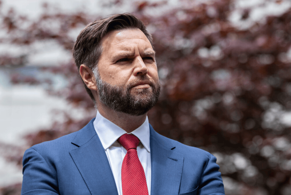 特朗普面临重大危机，他最信任的副总统却要做背刺他的叛徒？万斯的野心着实很大