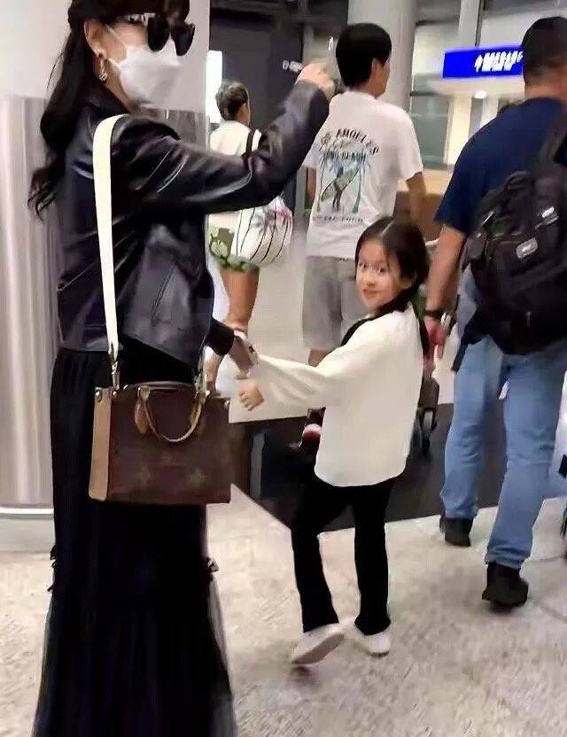 赵雅芝孙女颜值很高！祖母曾是古装女神美若天仙气质绝佳