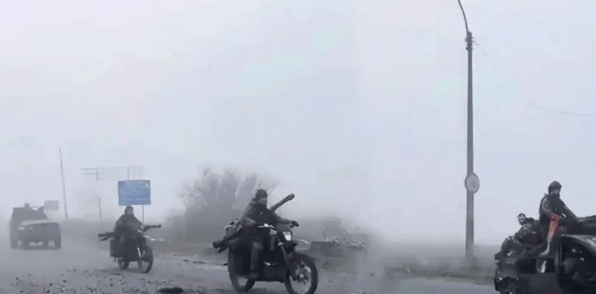 3大危机交织！波克罗夫斯克沦陷、美“追杀令”来袭，数千名乌军被困