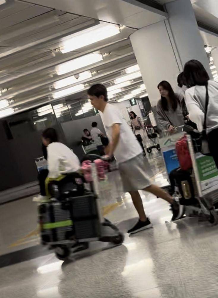 赵雅芝三代同堂现身机场，45岁次子携女儿罕露脸，与继父相处融洽