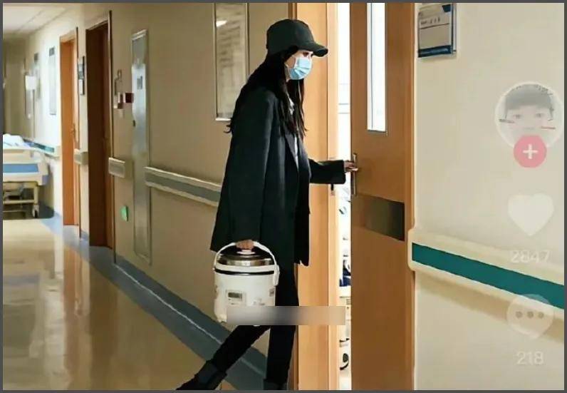 唐嫣现身罗晋父亲葬礼，作为儿媳送公公骨灰上车，罗晋在前捧遗像