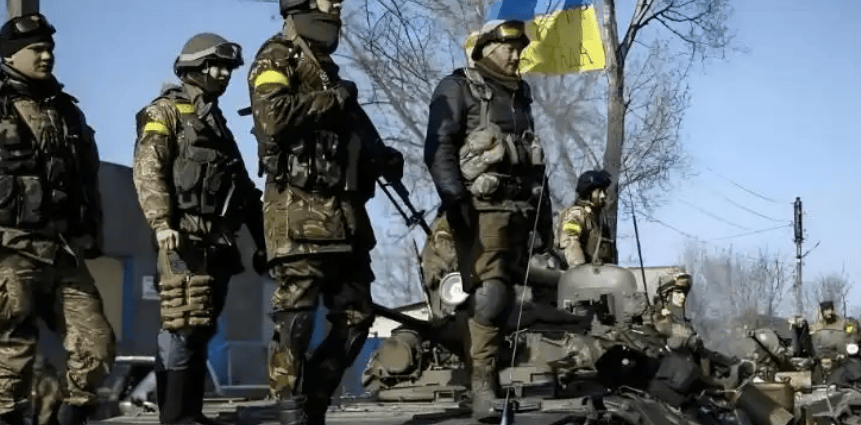 30米浓雾锁河!俄军2小时奇袭乌军防线,120件北约装备成战利品