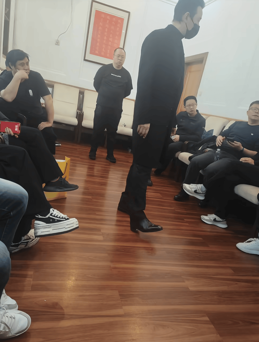 唐嫣现身罗晋父亲葬礼，作为儿媳送公公骨灰上车，罗晋在前捧遗像