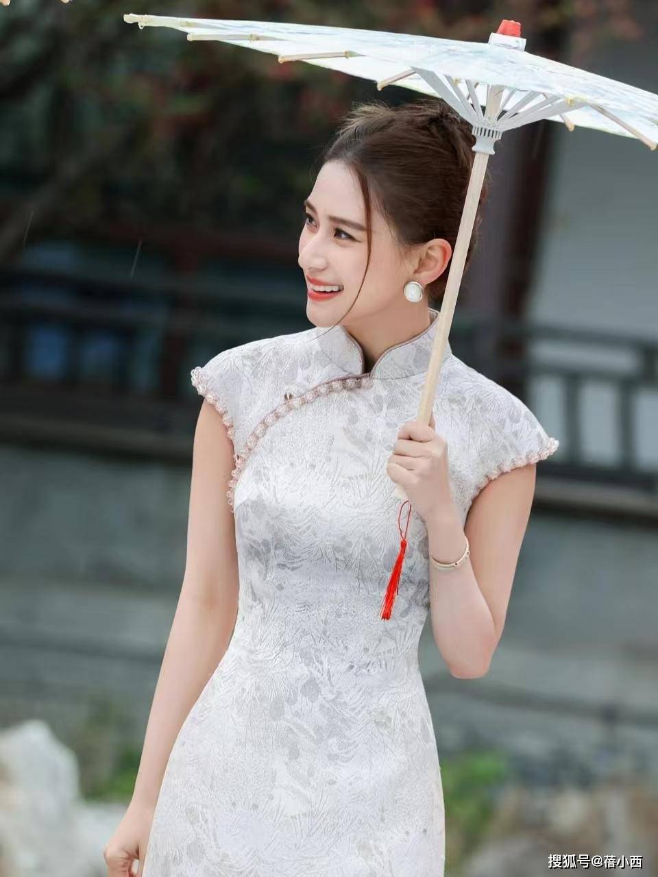 何超莲带火了一种夏日穿搭：镂空背心阔腿裤洋气又时尚