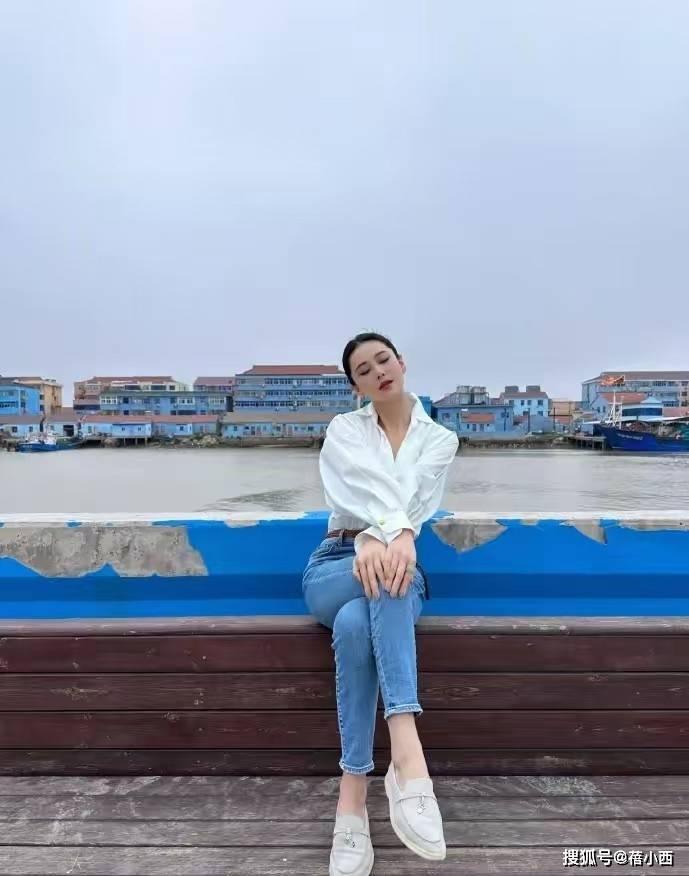 张馨予太丰满穿衬衫都兜不住好身材我感慨军人老公果然会选人