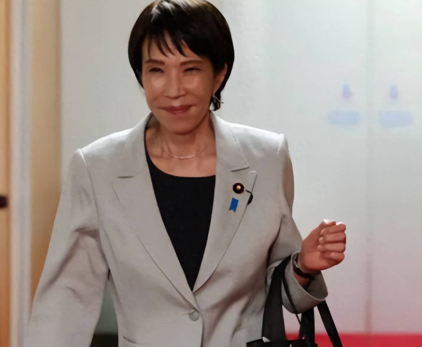 中日是战是和？敌国条款已定，王毅送东京一句话，小泉亮明最新立场，对外释放信号强烈