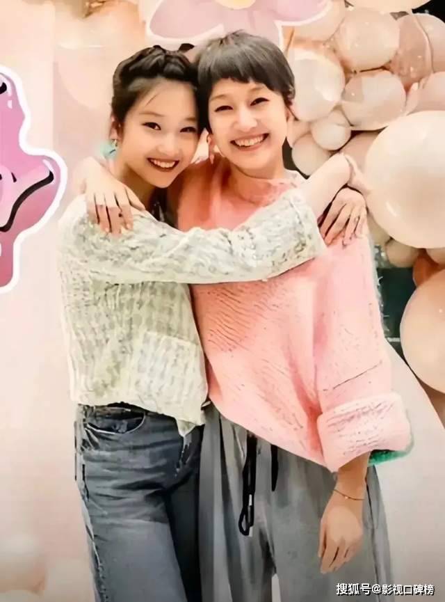 马伊琍的大女儿晒外婆织的围巾，素颜出镜的她很清秀，五官似文章