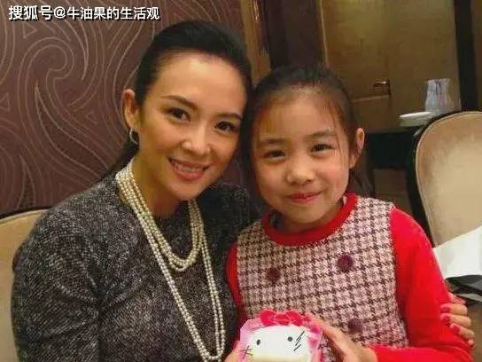 20岁汪峰女儿小苹果官宣恋情，汪峰章子怡葛荟婕都沉默了