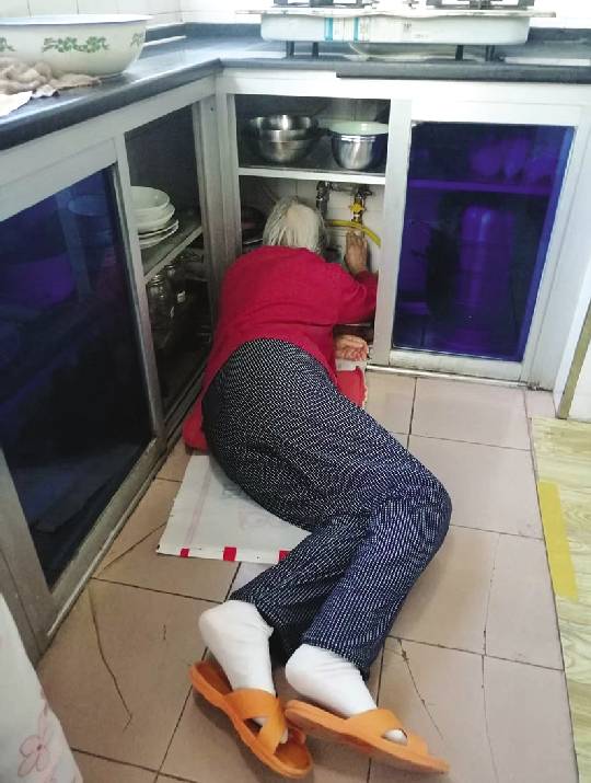 85岁老人每天趴地开燃气阀！家属叹“遭罪”，施工方称“合规”