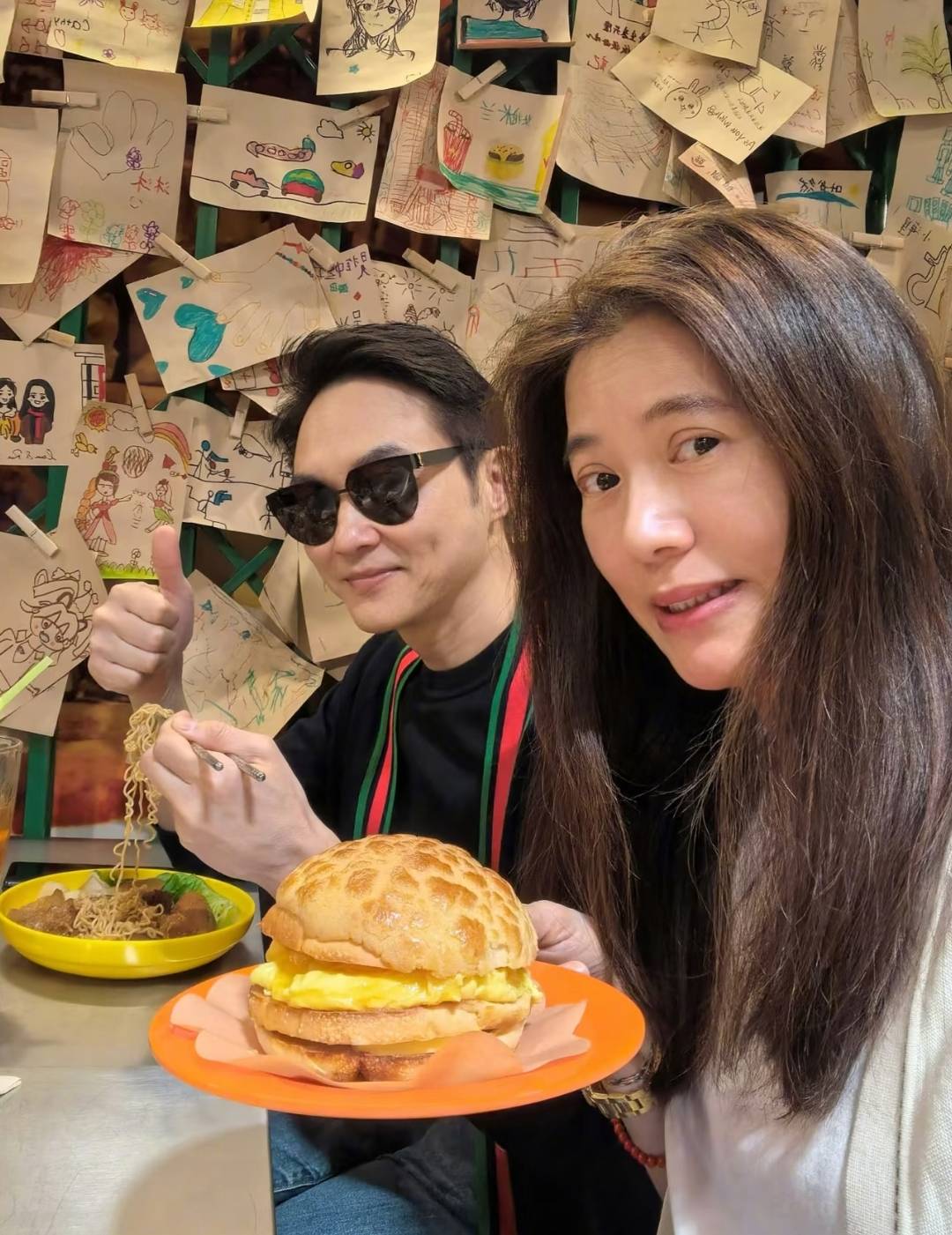 袁咏仪张智霖澳门酒店偶遇,夫妻冻龄54岁像30,女方戴金表好大气