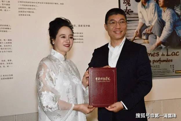 中戏75周年校庆：佟丽娅表白母校，靳东妥妥C位，易烊千玺补办毕业典礼