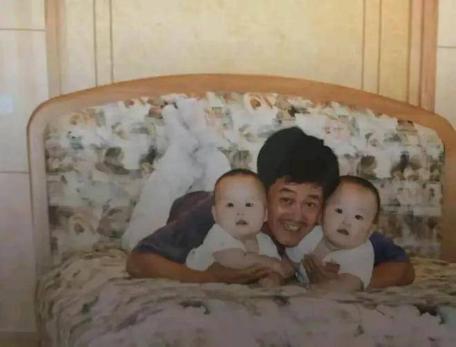 考古 | 赵本山妻子罕见公开现身，气质优雅五官美艳，俩人爱情太感人！