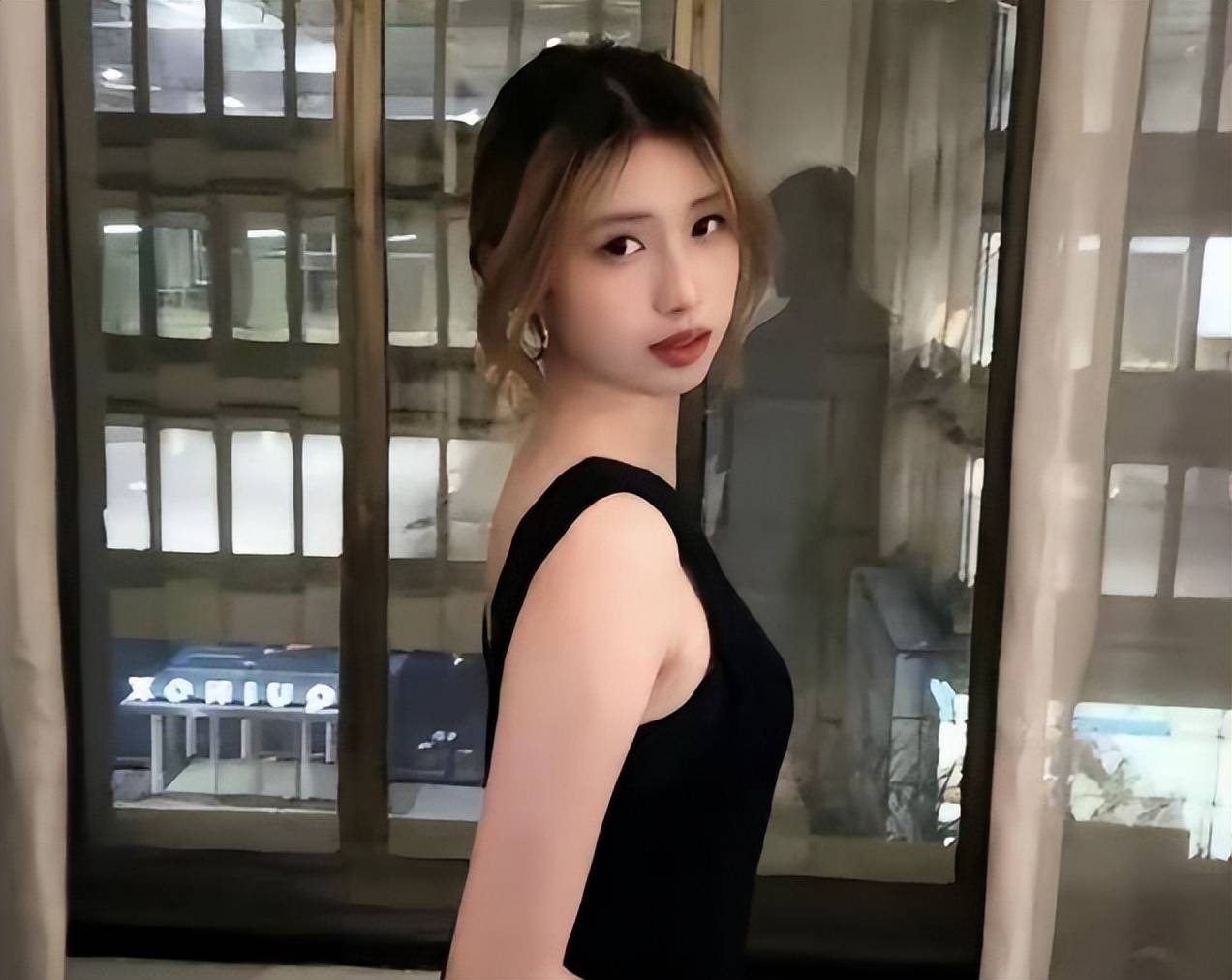 冯小刚“养女”竟越来越好看了,长相变得更像爸爸,气质像徐帆