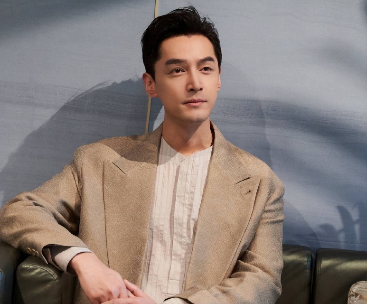 冯小刚“养女”竟越来越好看了,长相变得更像爸爸,气质像徐帆