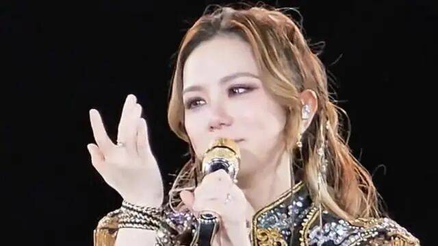 邓紫棋演唱会谈香港火灾情绪失控！曾数度哽咽落泪