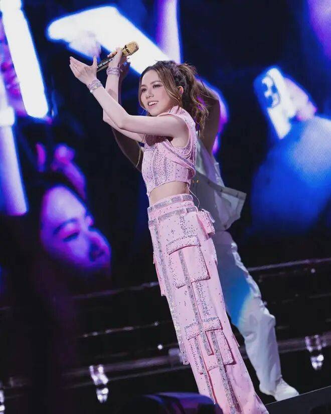 邓紫棋演唱会谈香港火灾情绪失控！曾数度哽咽落泪