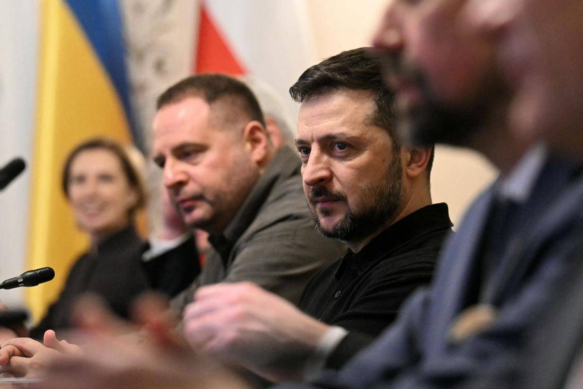 马克龙启程访华前，乌克兰喊话欧盟：年底前再拨10亿欧元，用于购买美国武器！