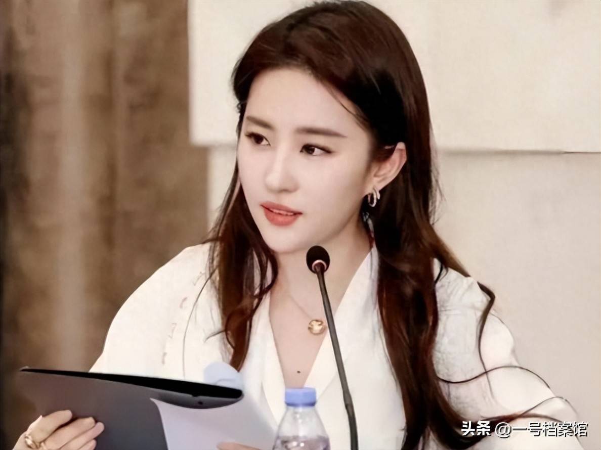 一场香港大火,让大家看清了38岁刘亦菲的“真面目” 赵立坚说对了