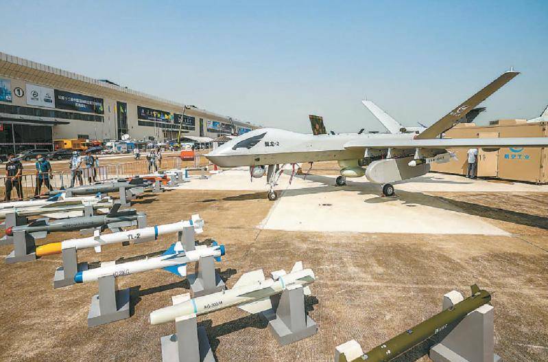 该国买中国坦克，阅兵完就退货，之后想租无人机时，霸气送它4字