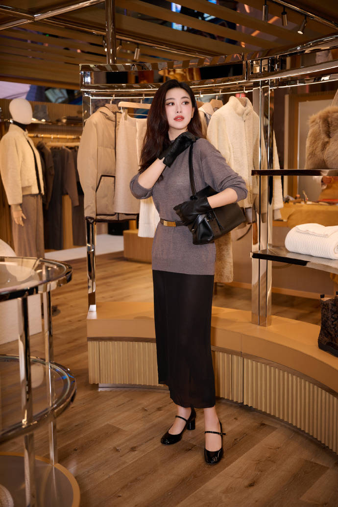 高圆圆低胸修身裙好有冲击力，刘诗诗满裙花瓣自带油画氛围！