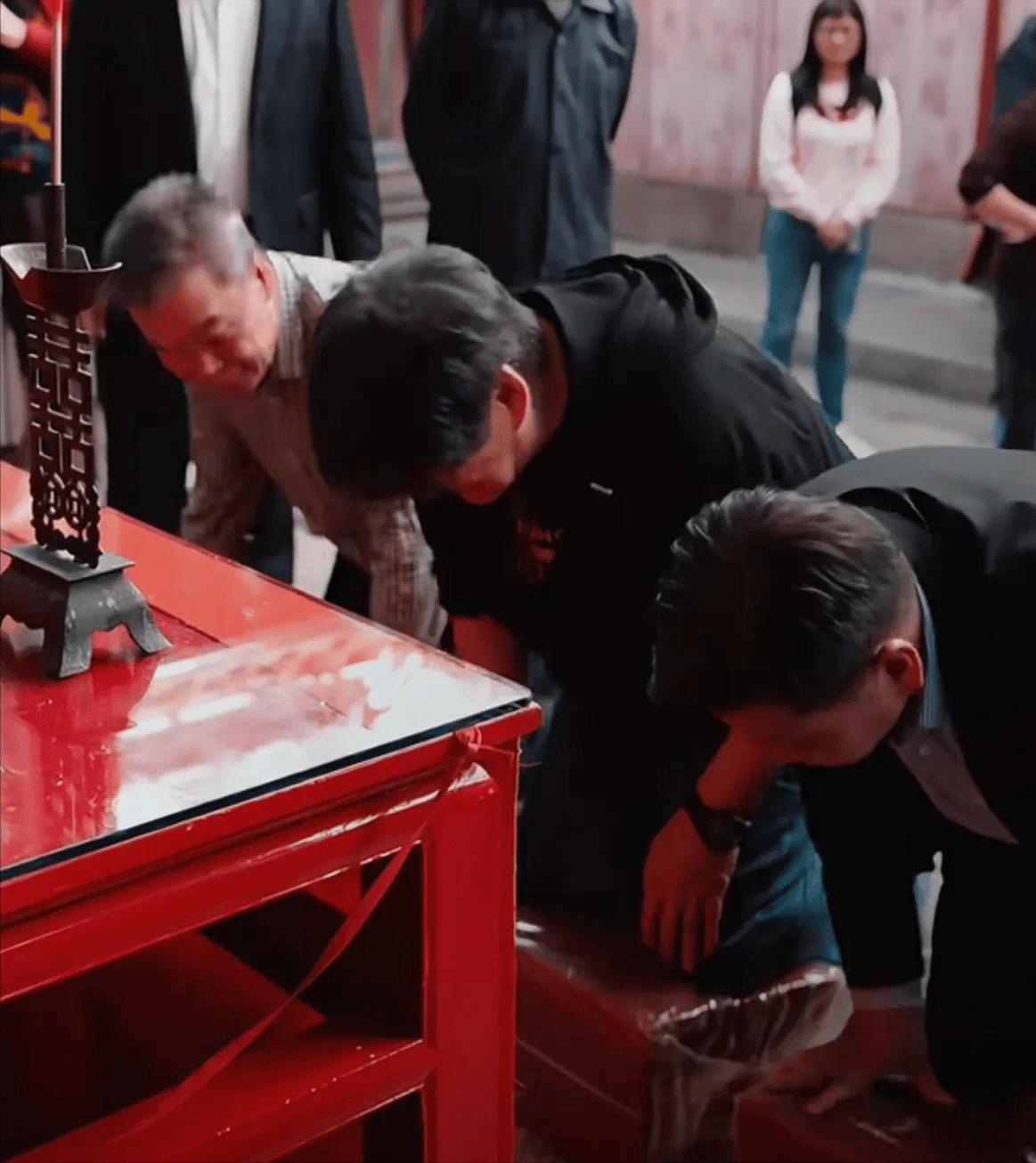 周华健带国外老婆回潮汕！一家3口同框祭祖，65岁妻子满头银发，与当地老乡互动好欢乐！