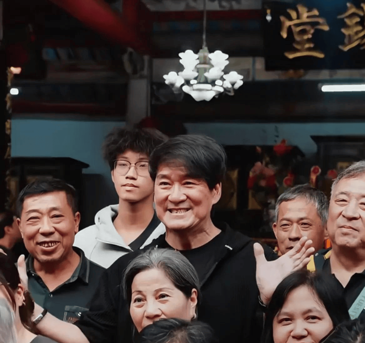 周华健带国外老婆回潮汕！一家3口同框祭祖，65岁妻子满头银发，与当地老乡互动好欢乐！