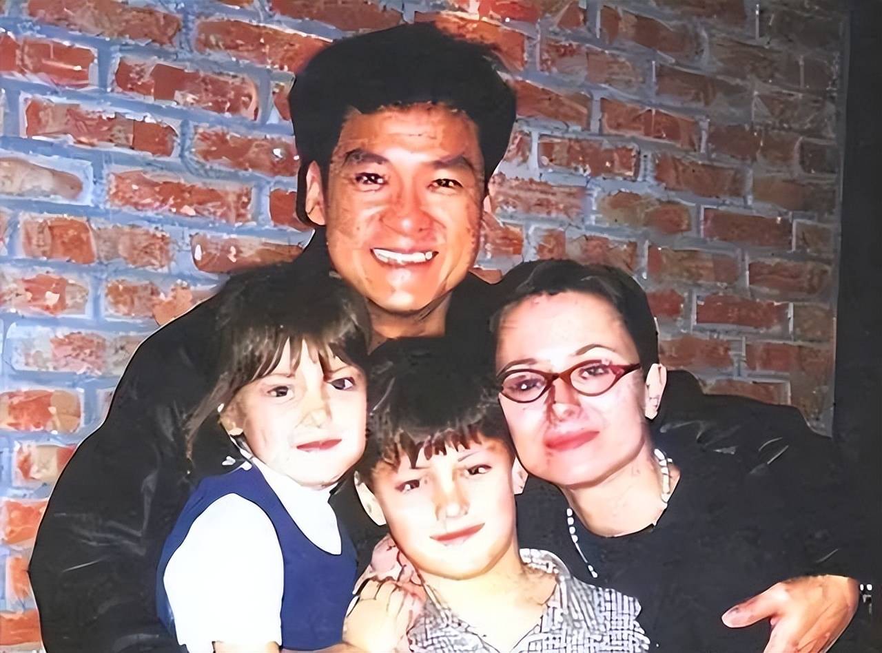 周华健带国外老婆回潮汕！一家3口同框祭祖，65岁妻子满头银发，与当地老乡互动好欢乐！