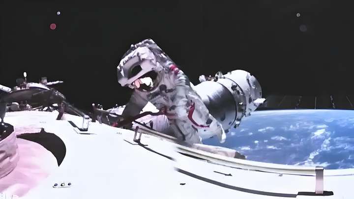 原创             首次太空修飞船！神二十一航天员即将出舱给神二十“修窗户”，能修好吗？