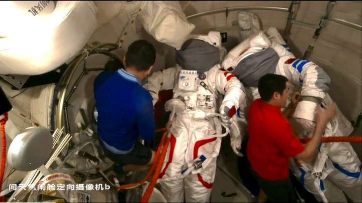 原创             首次太空修飞船！神二十一航天员即将出舱给神二十“修窗户”，能修好吗？