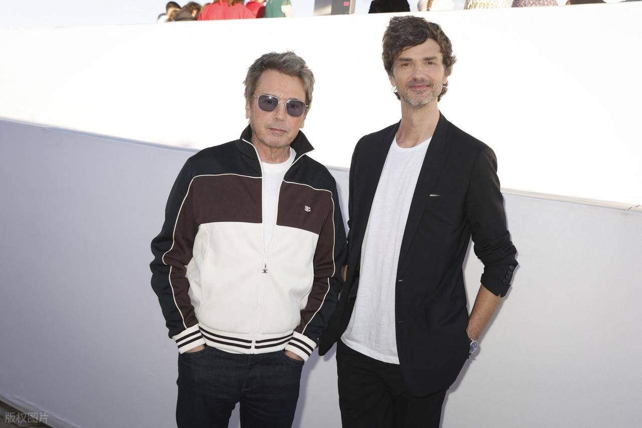 巩俐陪马克龙夫妇吃烤鸭，穿黑衣扎丸子头气场强，快六十岁还很美