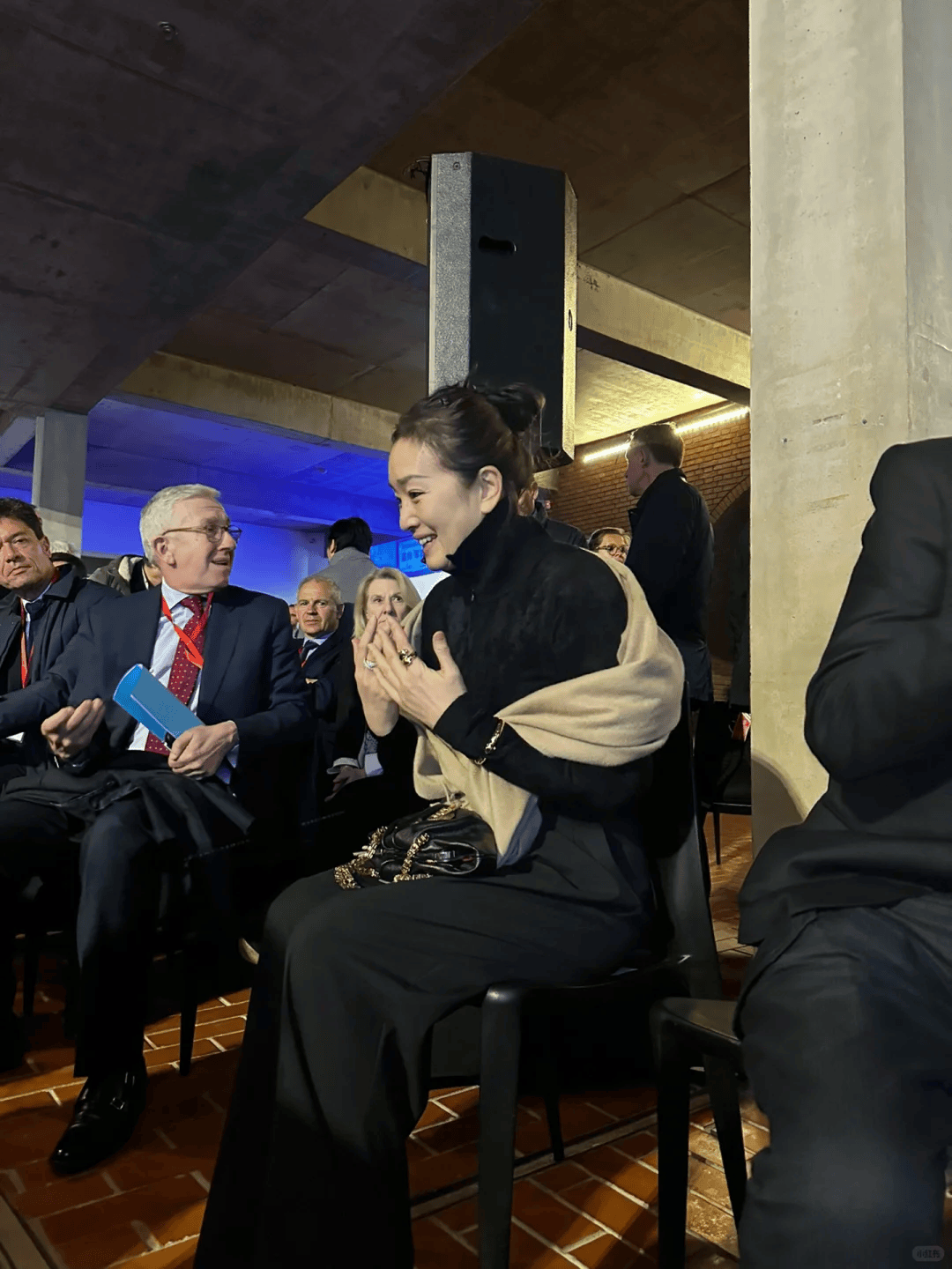 巩俐陪马克龙夫妇吃烤鸭!穿黑衣扎丸子头气场强,没戴华丽首饰很低调,曾多次跟随马克龙访华