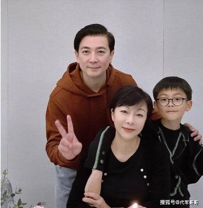 不再隐忍!曾与小7岁保剑锋相恋的黄慧颐,如今57岁公开分手内幕