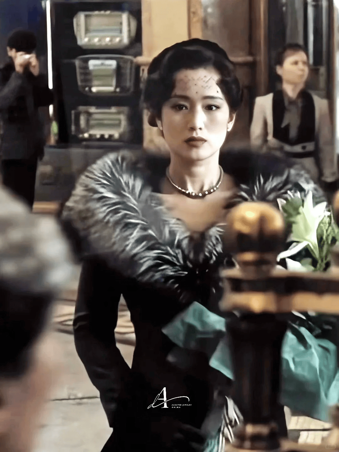 巩俐陪马克龙夫妇吃烤鸭!穿黑衣扎丸子头气场强,没戴华丽首饰很低调,曾多次跟随马克龙访华