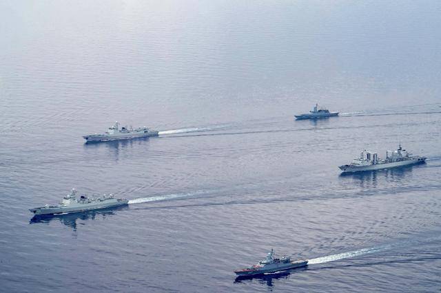 中国100多艘战舰出港,2艘美航母果断逃离,高市早苗越看越慌!