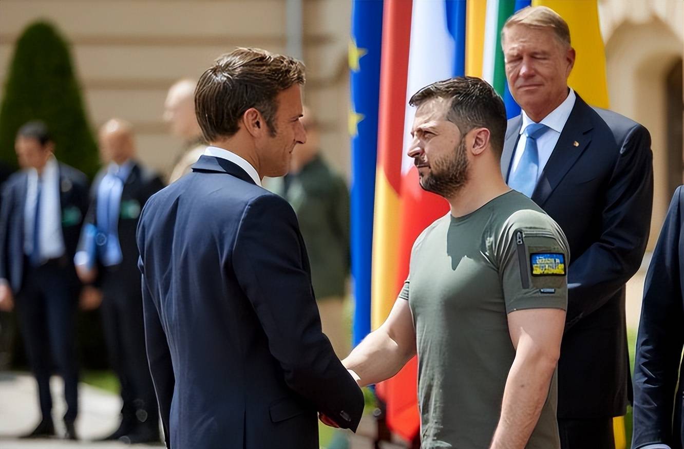 不再坚持，马克龙访华回国后，找上了泽连斯基，希望推动俄乌停火，对外释放信号非同寻常