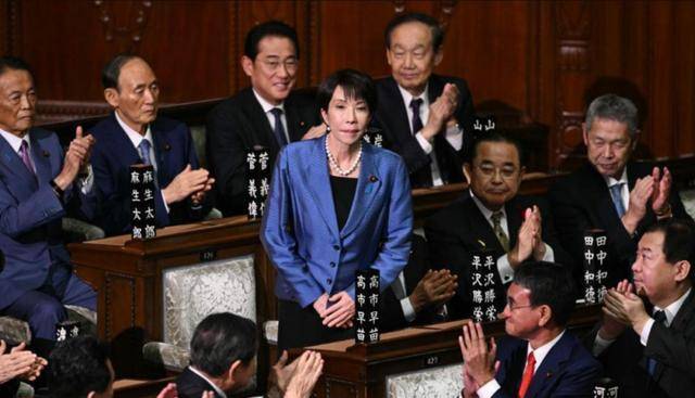 歼15对日机亮剑，美防长紧急警告日本，高市早苗却发言要求中方