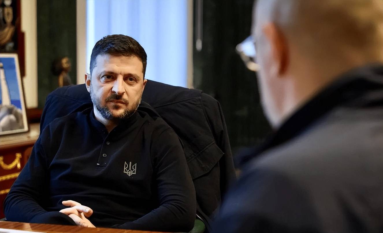 不再坚持，马克龙访华回国后，找上了泽连斯基，希望推动俄乌停火，对外释放信号非同寻常